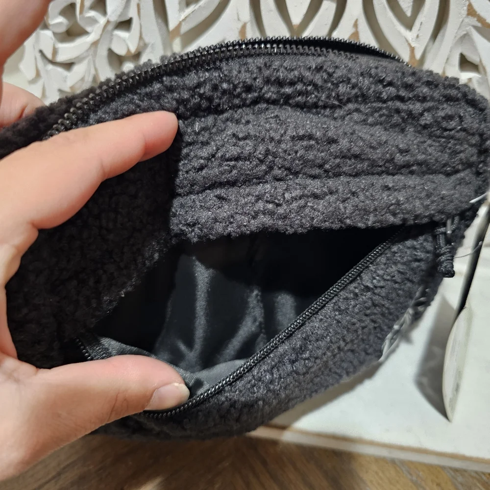 NEW Under Armour Sherpa Black Adjustabme Waist Bag/Crossbody OSFM - Picture 12 of 14